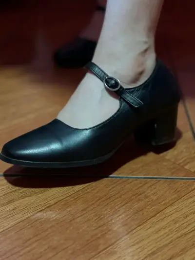 Zapatos de tacón bajo negros con correa - miniatura 1