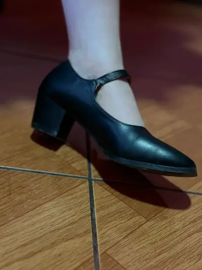 Zapatos de tacón bajo negros con correa - miniatura 2