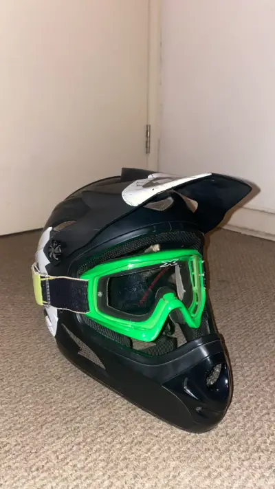 Casco integral Enduro “S” 2011 usado + Antiparras - miniatura 1