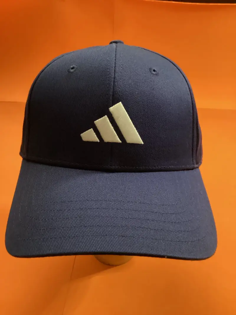Gorra azul con logo deportivo - 1