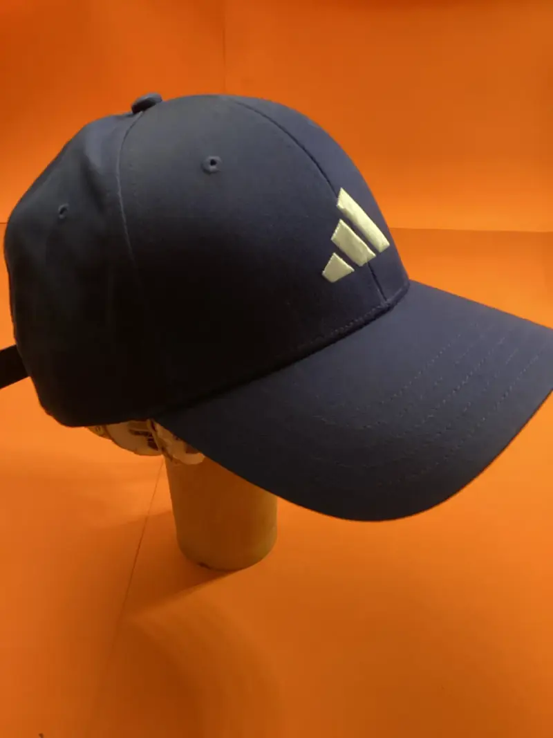 Gorra azul con logo deportivo - 2