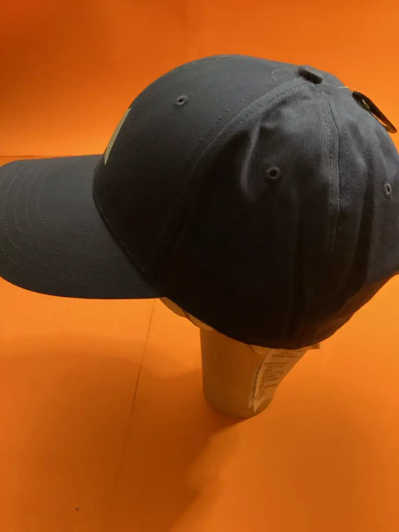 Gorra azul con logo deportivo - 4