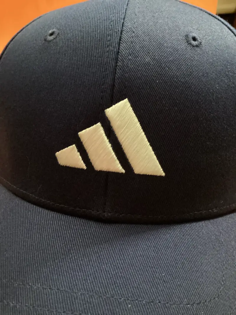 Gorra azul con logo deportivo - 5