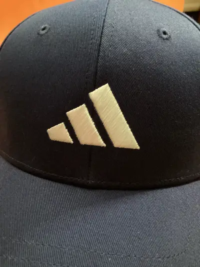 Gorra azul con logo deportivo - miniatura 5