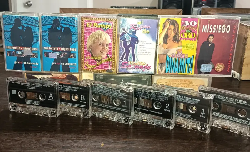Colección de cassettes musicales variados