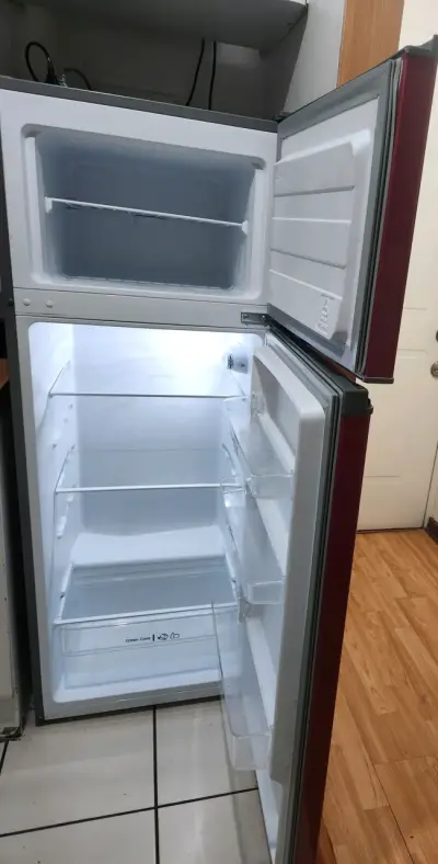 Refrigerador Midea rojo con congelador superior - miniatura 1