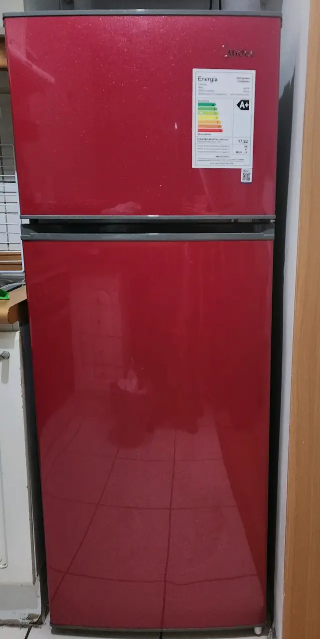 Refrigerador Midea rojo con congelador superior - 3