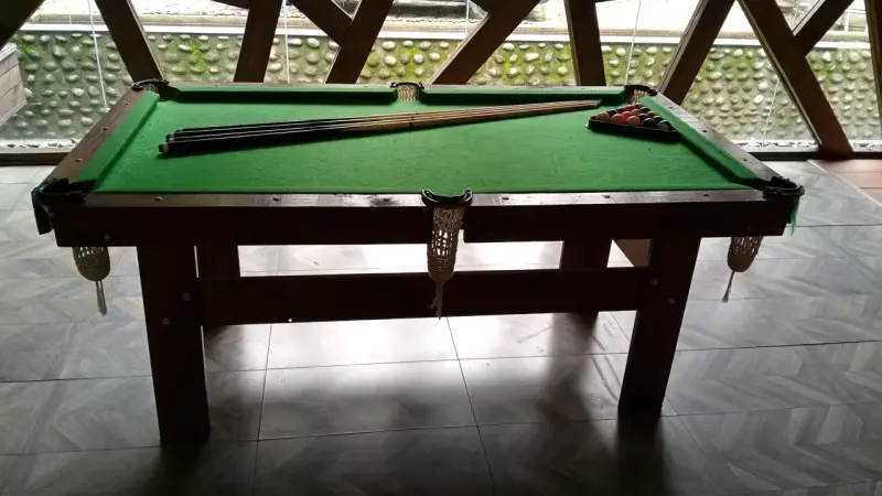 Mesa de billar con tacos y bolas - 1