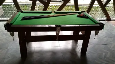Mesa de billar con tacos y bolas - miniatura 1