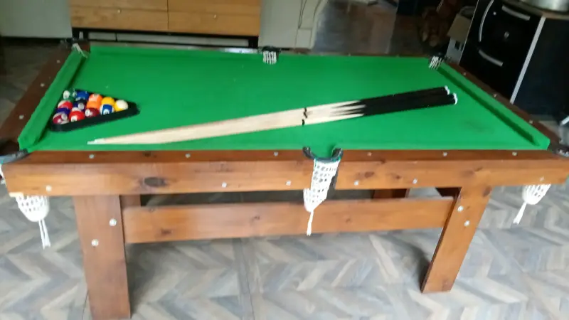 Mesa de billar con tacos y bolas - 2