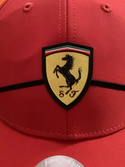 Gorra roja Ferrari Puma edición especial - miniatura 5
