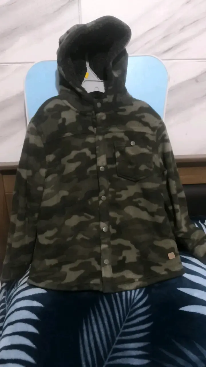 Chaqueta camuflada con capucha para niño