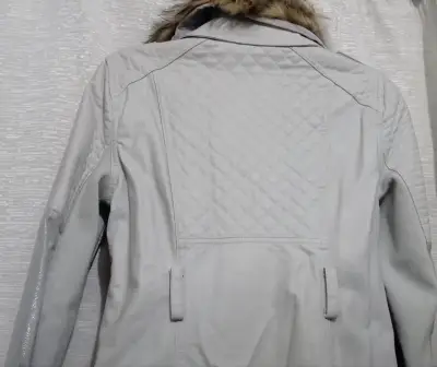 Abrigo de mujer con cuello de piel sintética - miniatura 2