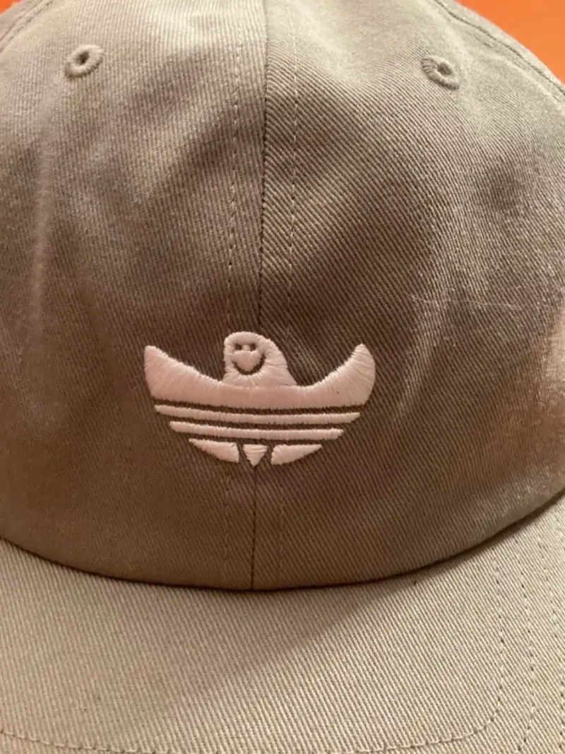 Gorra beige con logo bordado Adidas shmoo hat - 4