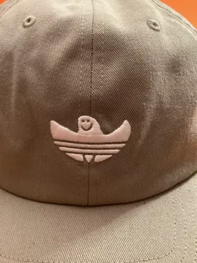 Gorra beige con logo bordado Adidas shmoo hat - miniatura 4