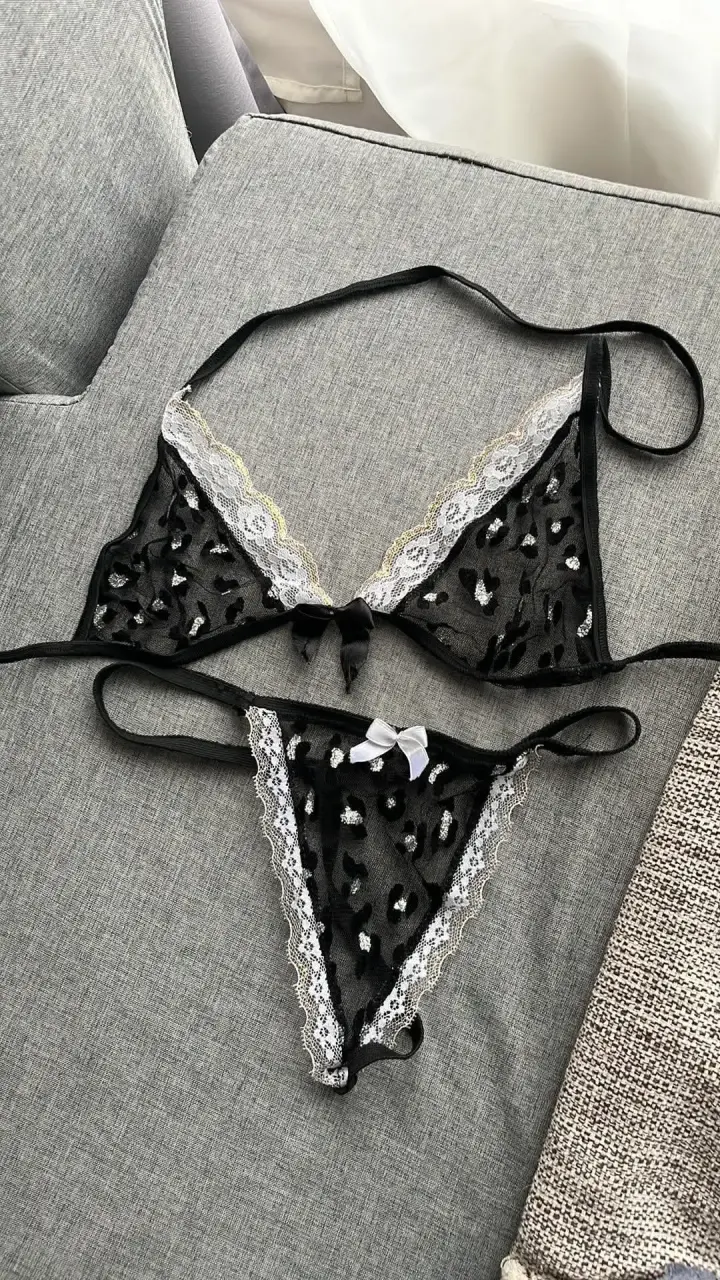Conjunto de lencería negro con encaje y estampado animal