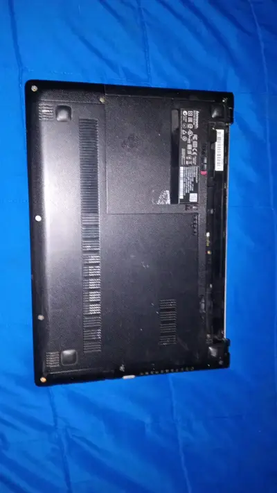 Laptop Lenovo con pantalla dañada para repuestos - miniatura 1