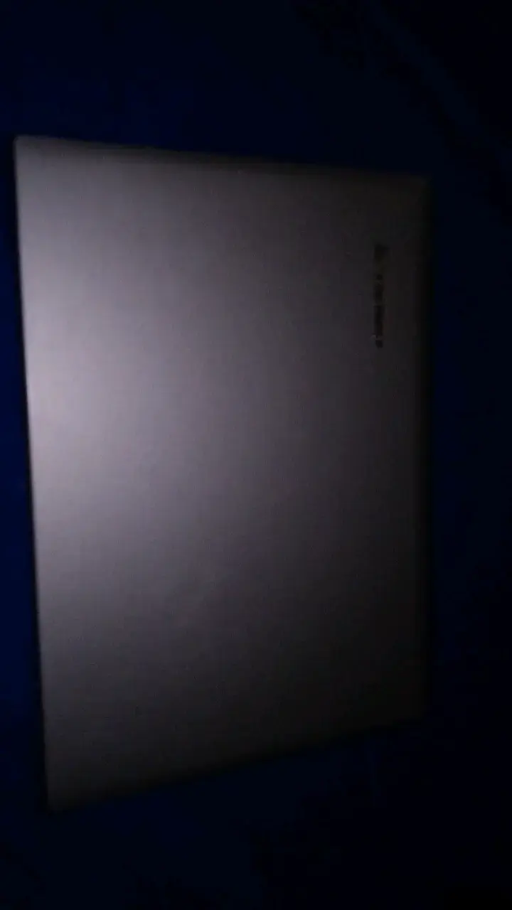 Laptop Lenovo con pantalla dañada para repuestos - 2