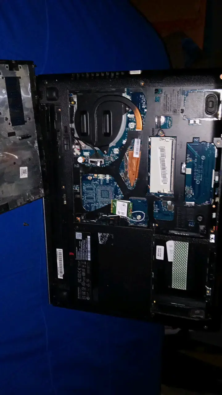 Laptop Lenovo con pantalla dañada para repuestos - 3