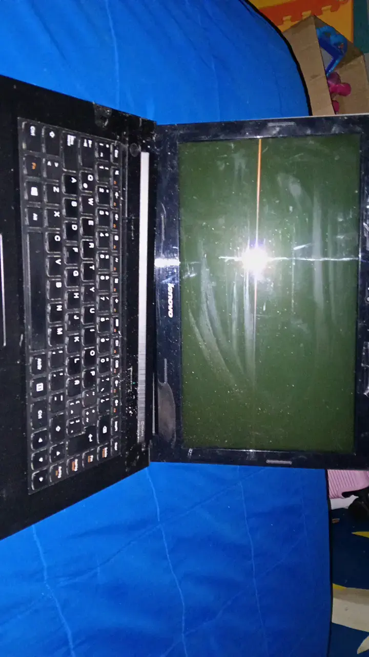 Laptop Lenovo con pantalla dañada para repuestos - 4