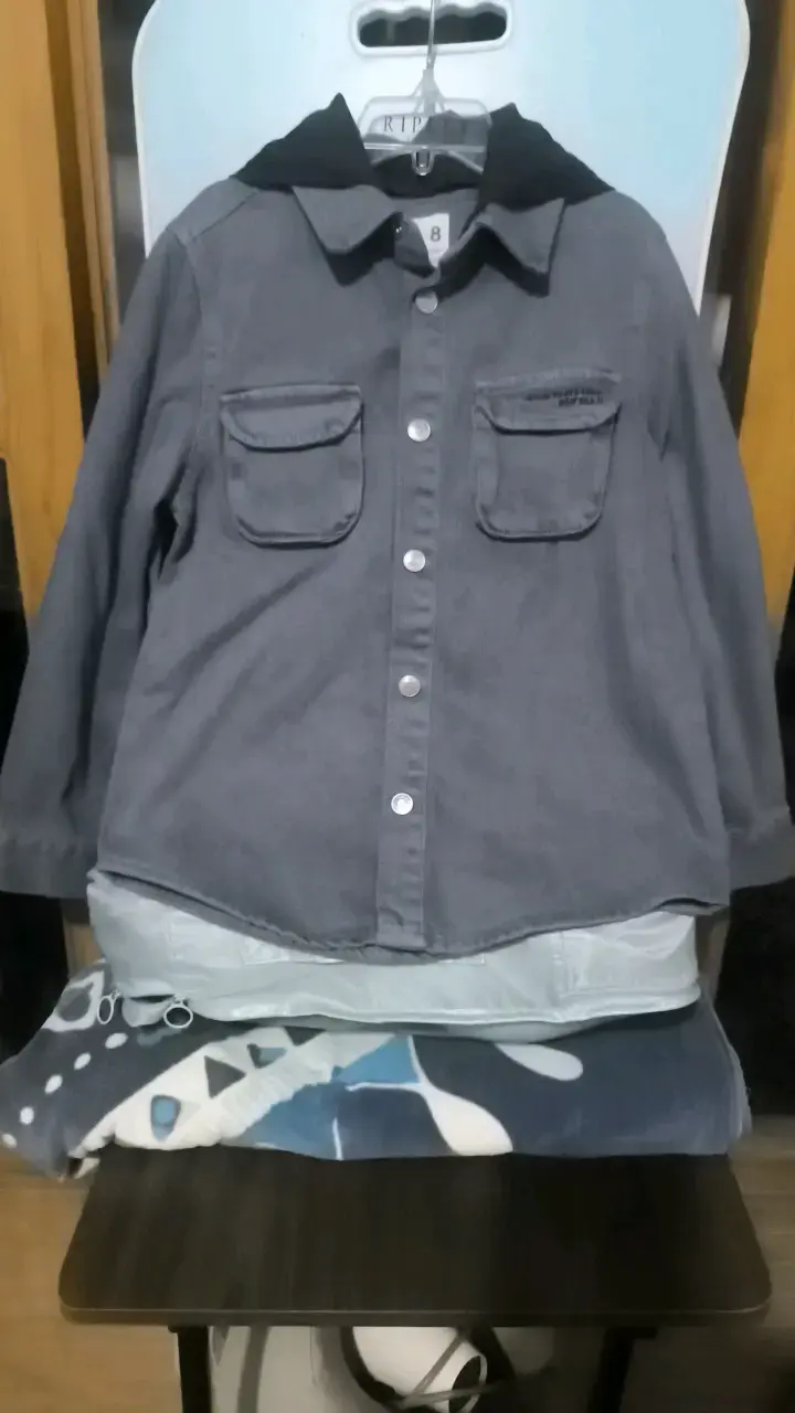 Camisa gris con capucha para niño