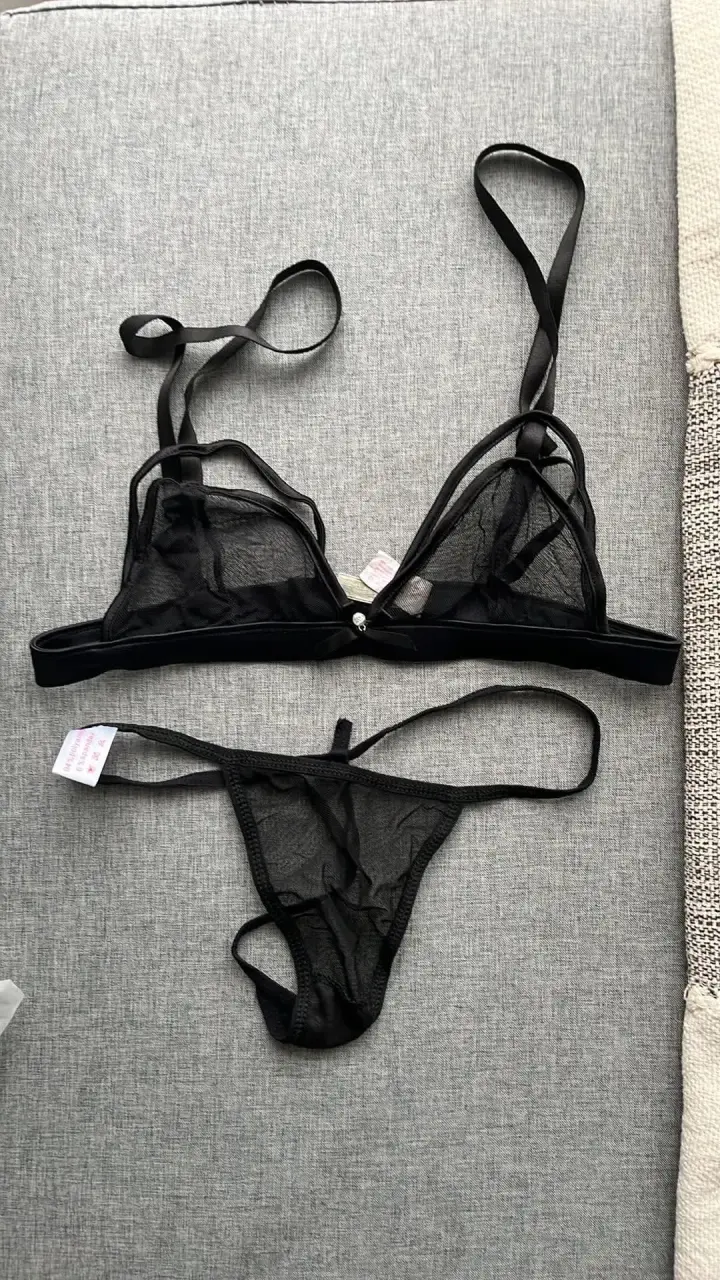 Conjunto de lencería negra transparente