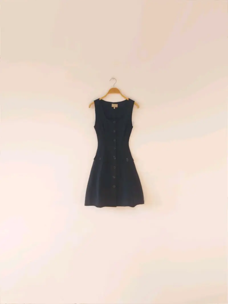Vestido negro sin mangas con botones