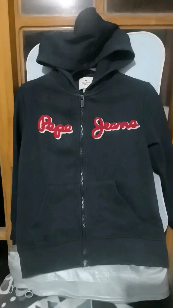 Camisa gris con capucha para niño