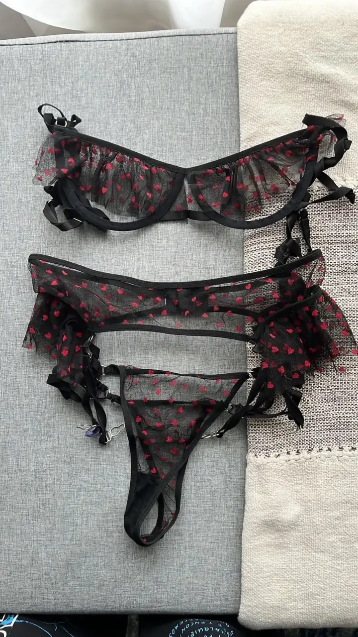 Conjunto de lencería negro con corazones rojos - 3