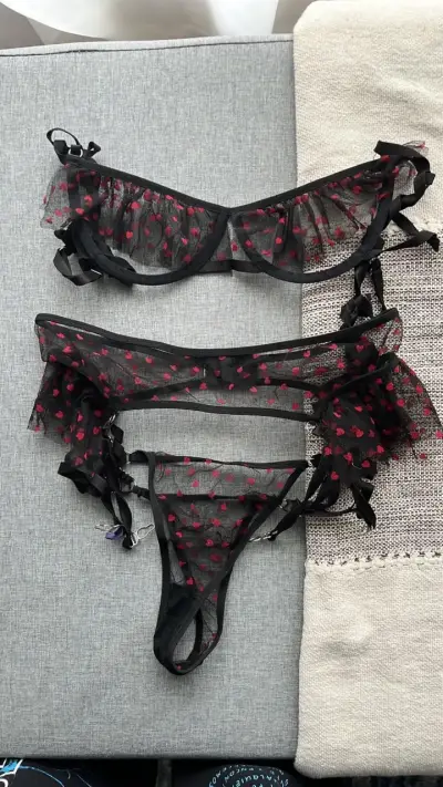 Conjunto de lencería negro con corazones rojos - miniatura 3