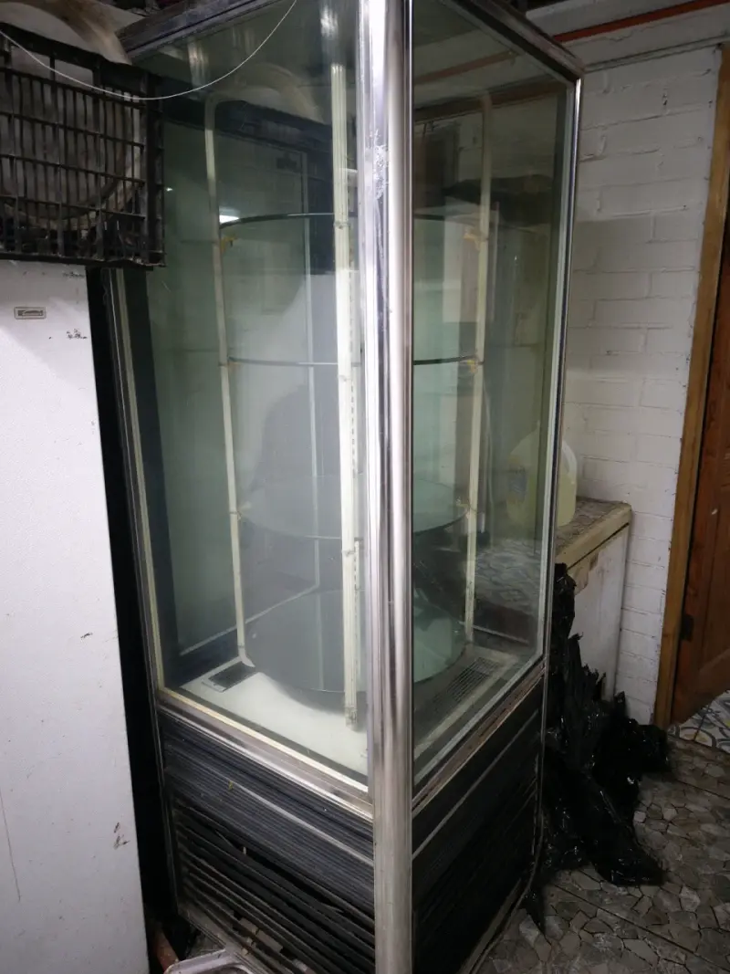 Vitrina refrigerada de esquina en buen estado