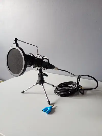 Micrófono condensado con filtro antipop y trípode - miniatura 1
