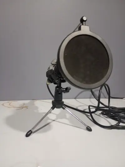 Micrófono condensado con filtro antipop y trípode - miniatura 3