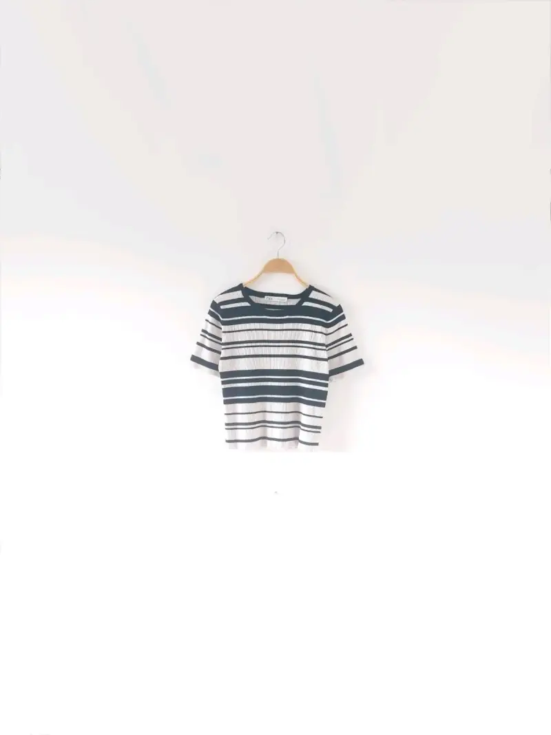 Polera a rayas blancas y negras