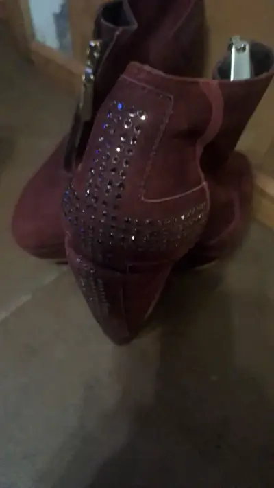 Botines de gamuza burdeos con tachuelas - miniatura 1