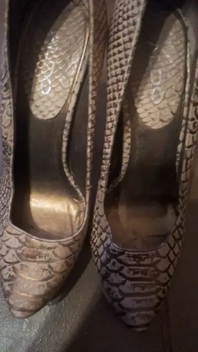 Zapatos de tacón alto con diseño de serpiente - miniatura 1