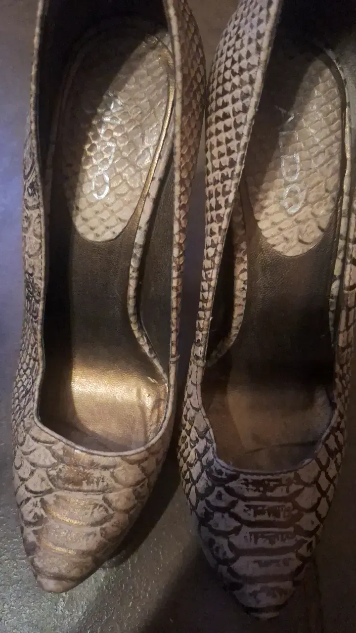 Zapatos de tacón alto con diseño de serpiente - 2