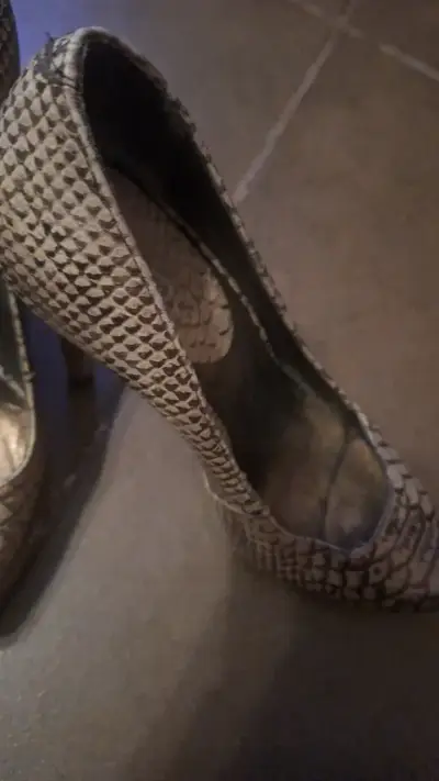 Zapatos de tacón alto con diseño de serpiente - miniatura 3