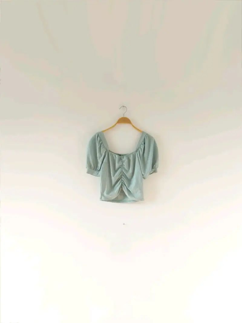 Crop verde con mangas princesa