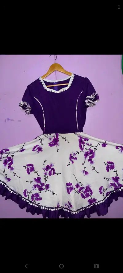 Vestido morado con flores y capa morada - miniatura 1