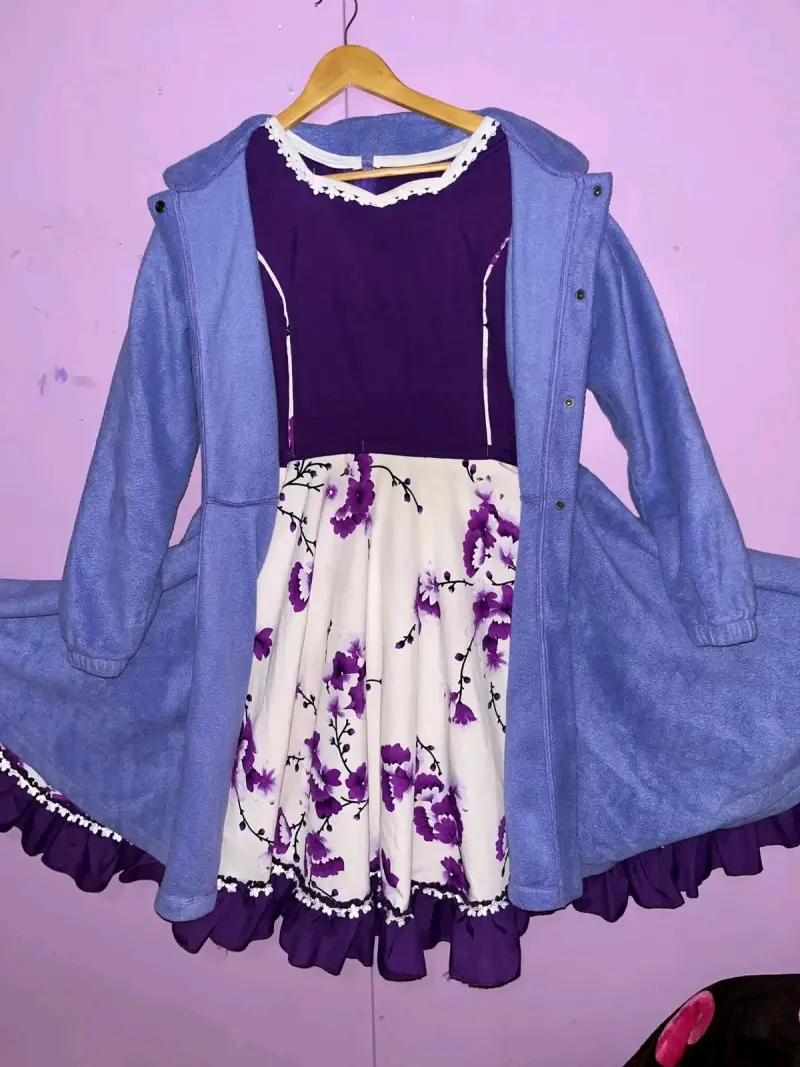 Vestido morado con flores y capa morada - 2