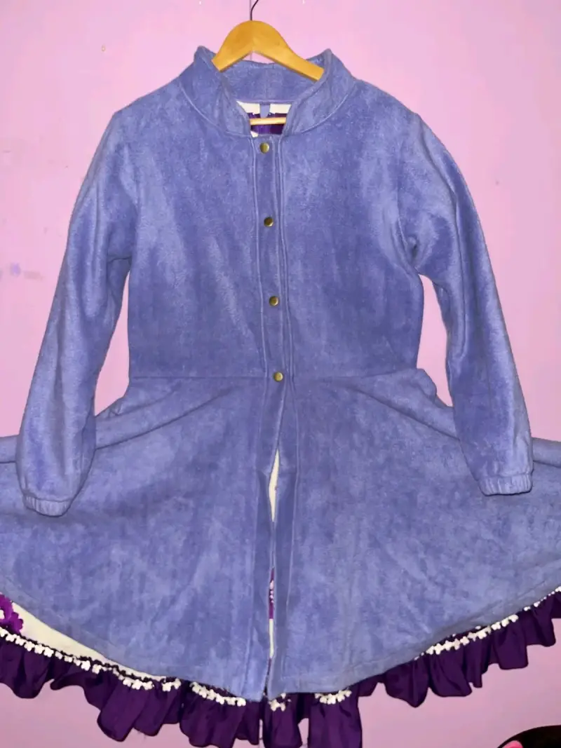 Vestido morado con flores y capa morada - 3