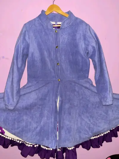 Vestido morado con flores y capa morada - miniatura 3