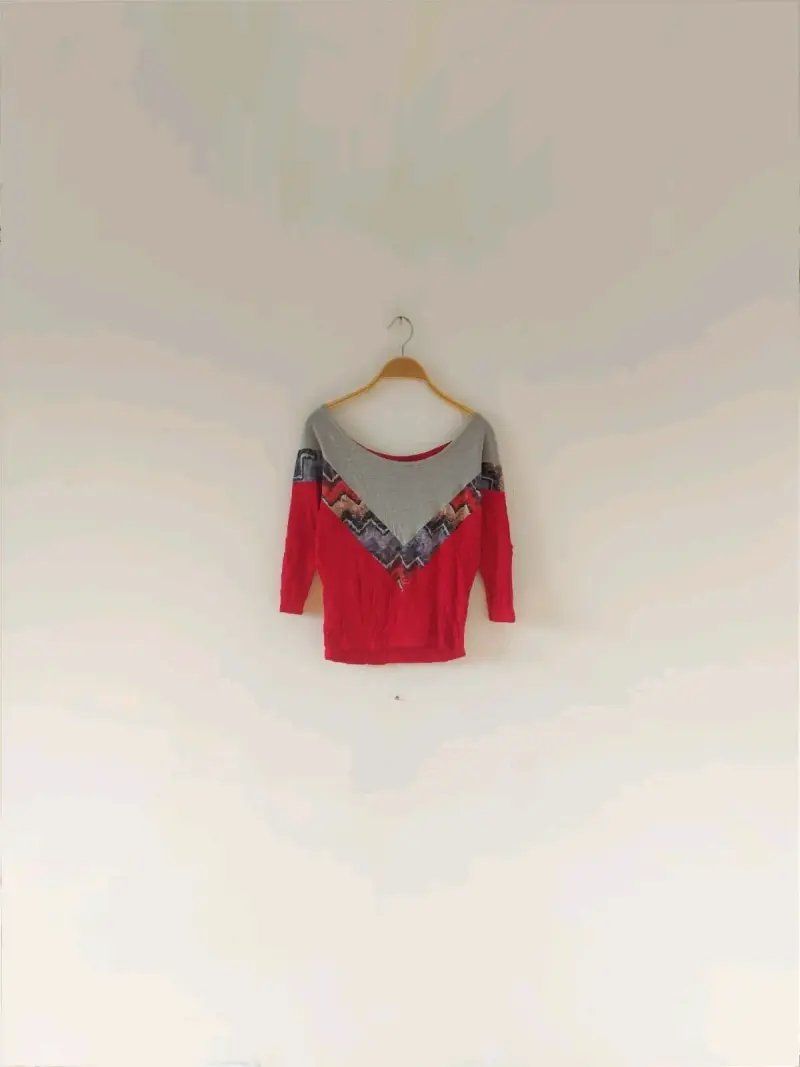 Polera de mujer con diseño geométrico