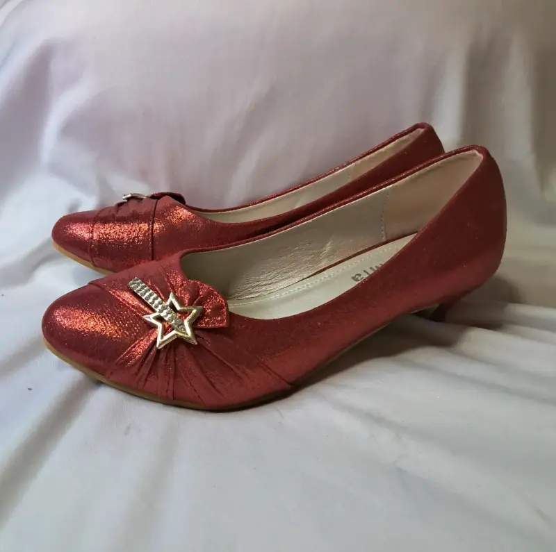 Zapatos de tacón bajo rojos con adorno de estrella - 2