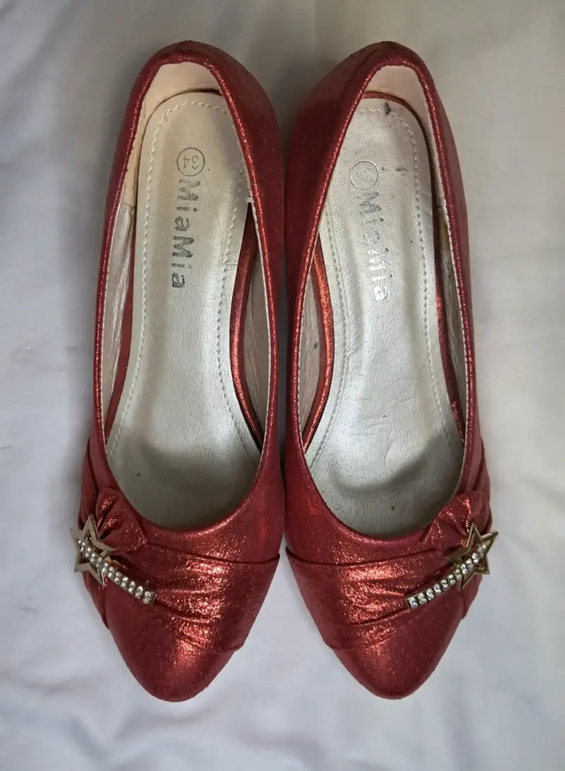 Zapatos de tacón bajo rojos con adorno de estrella - 3