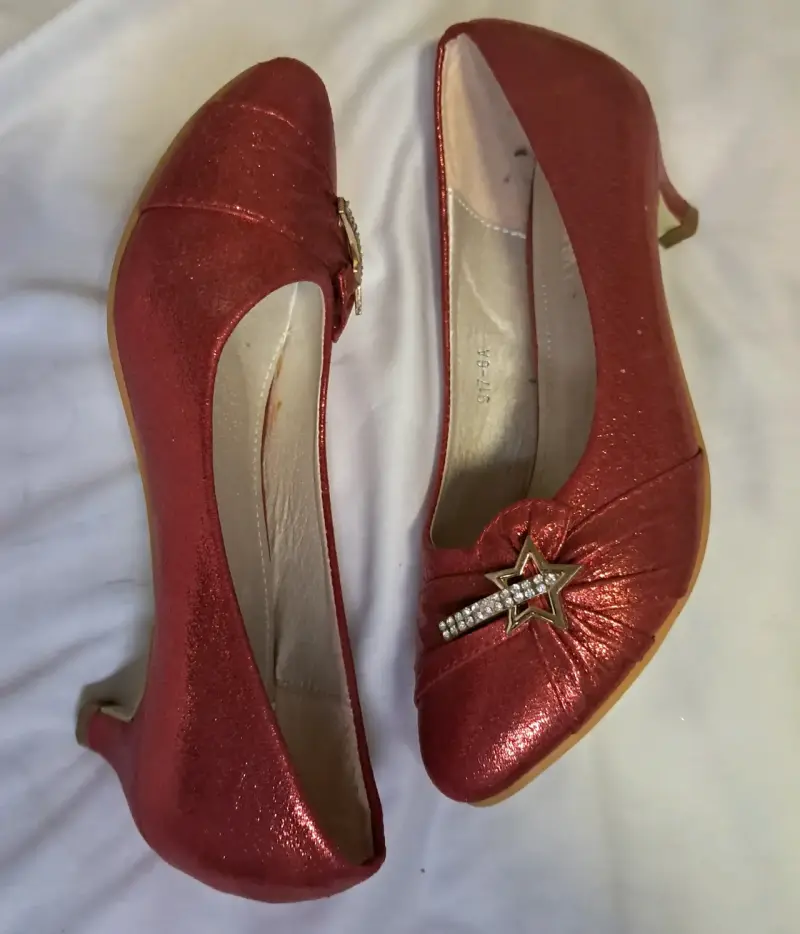 Zapatos de tacón bajo rojos con adorno de estrella - 4