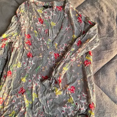 Blusa de mujer con estampado floral y rayas - miniatura 1