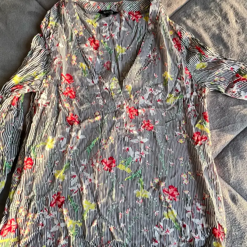 Blusa de mujer con estampado floral y rayas - 4