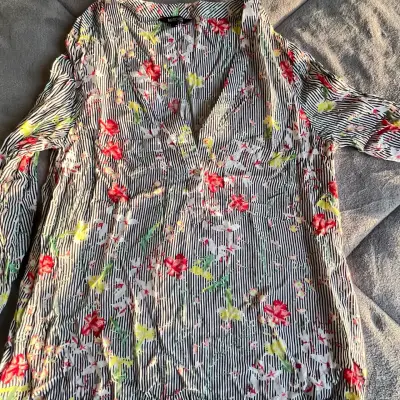 Blusa de mujer con estampado floral y rayas - miniatura 4
